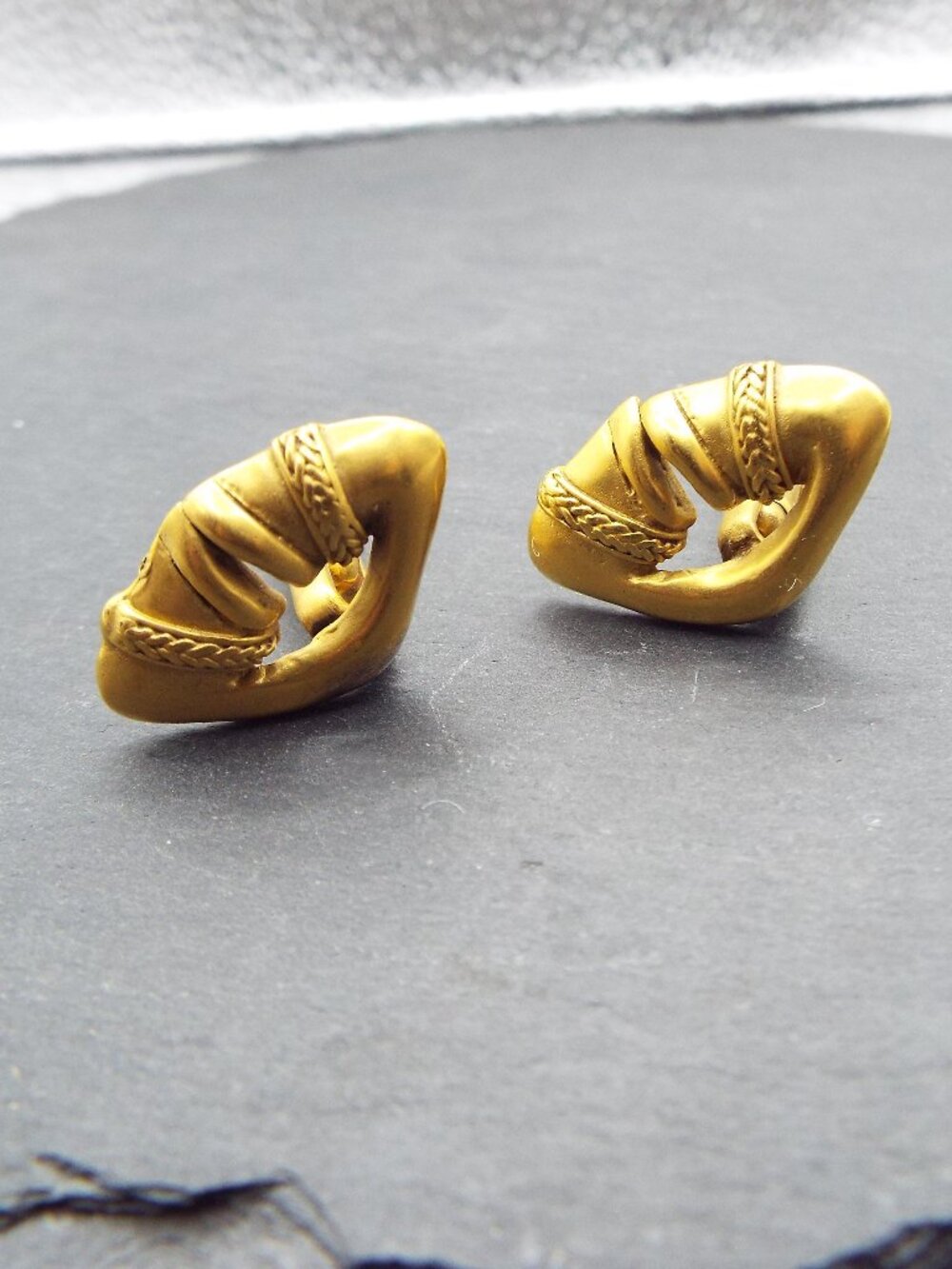 VINTAGE CHIC AND STYLISH GOLDEN ODD SHAPED BUCKLE DESIGN CUFF LINKS 69